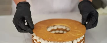 chef-decorating-with-a-pastry-bag-with-cream